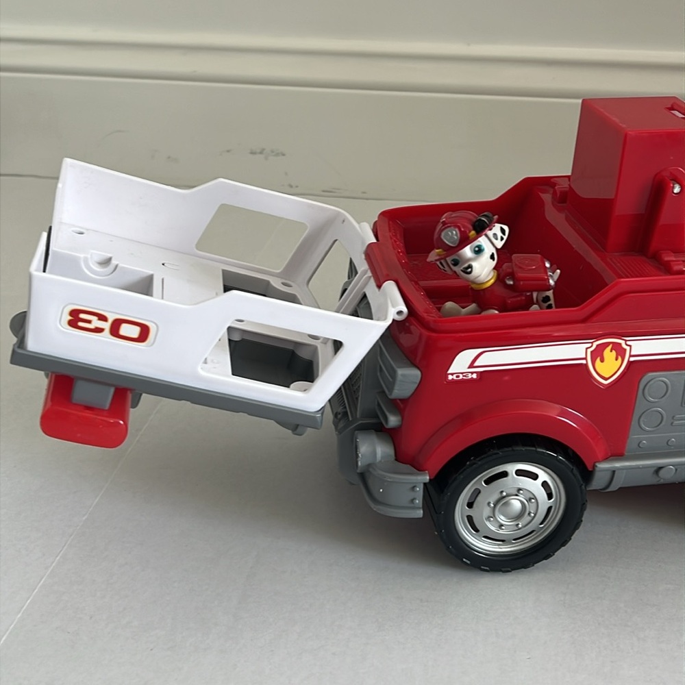 Paw Patrol Ultimate Rescue Fire Truck w/Extendable 2 ft. Tall Ladder Marshall - Picture 5 of 17